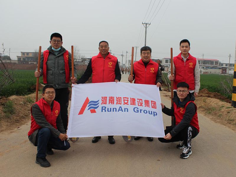 2022年，潤(rùn)安集團(tuán)深入寶蓮寺鎮(zhèn)二十里鋪村，助力人居環(huán)境整治。